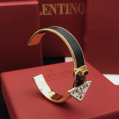 プラダ「Prada」プラダ レザー アンド メタル ブレスレット