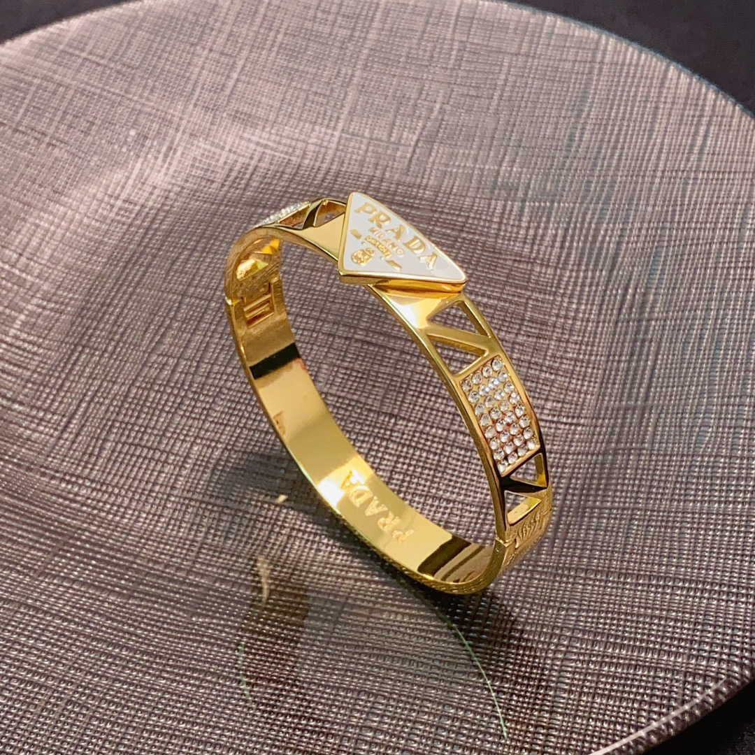 プラダ「Prada」プラダ ブラック＆ホワイト トライアングル ダイヤモンド ブレスレット