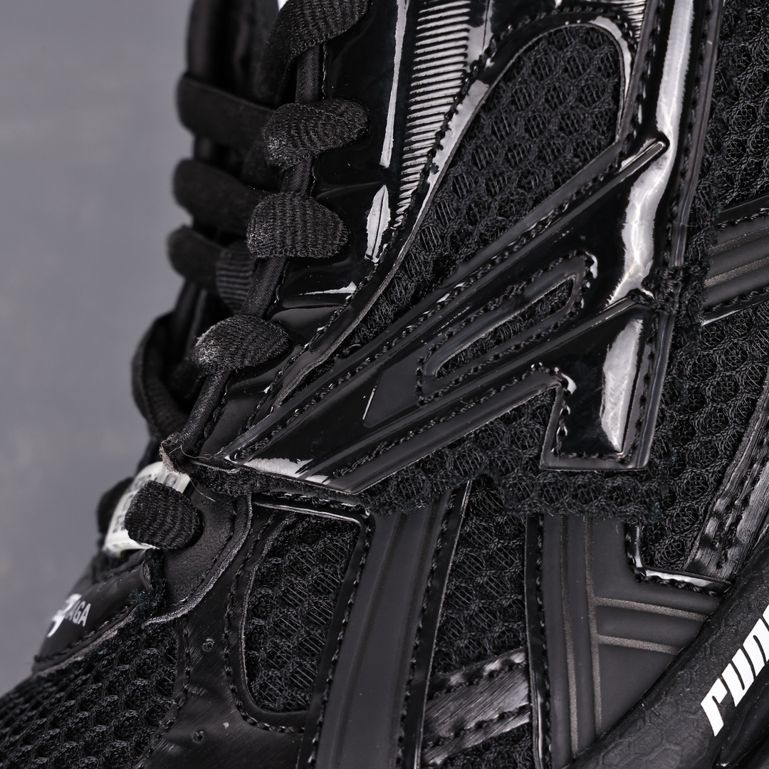バレンシアガ「Balenciaga」Runner デストロイ ディテール ランニングシューズ