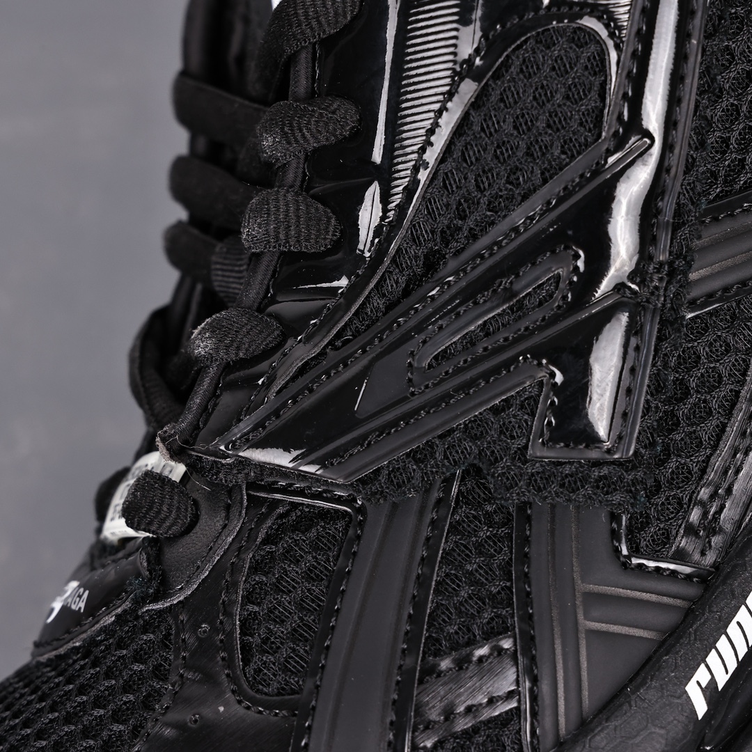 バレンシアガ「Balenciaga」Runner デストロイ ディテール ランニングシューズ