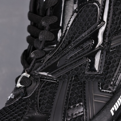 バレンシアガ「Balenciaga」Runner デストロイ ディテール ランニングシューズ