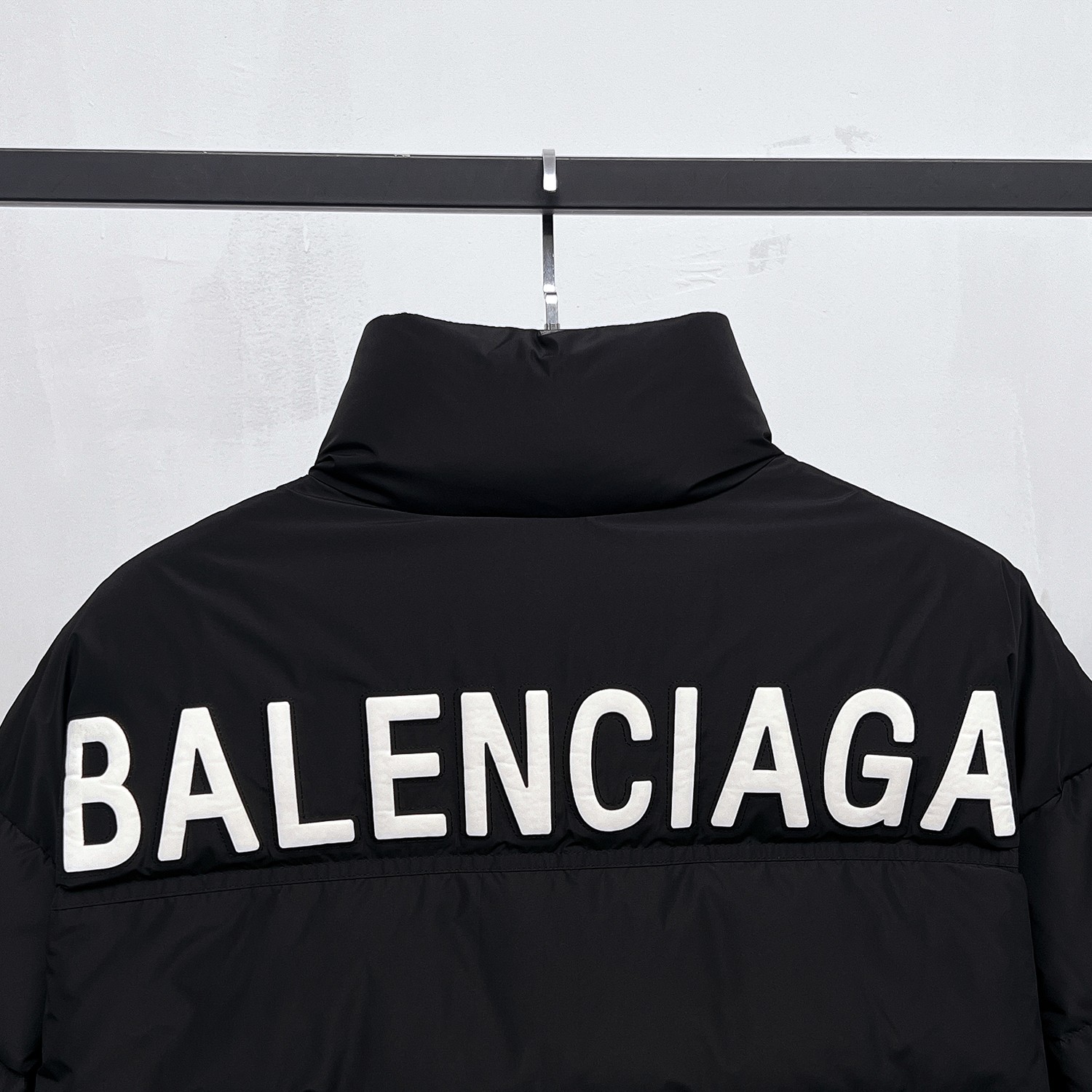 バレンシアガ「Balenciaga」‌ロックバックル刺繍デザイン 男女兼用ダウンジャケット