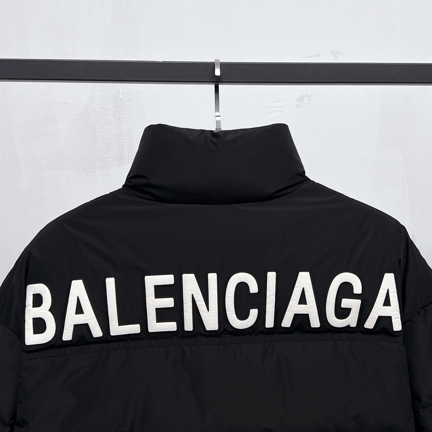 バレンシアガ「Balenciaga」‌ロックバックル刺繍デザイン 男女兼用ダウンジャケット