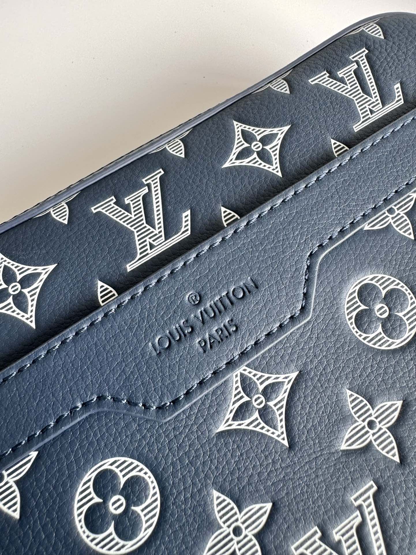 ルイ・ヴィトン「Louis Vuitton」スタイリッシュ メッセンジャーバッグ