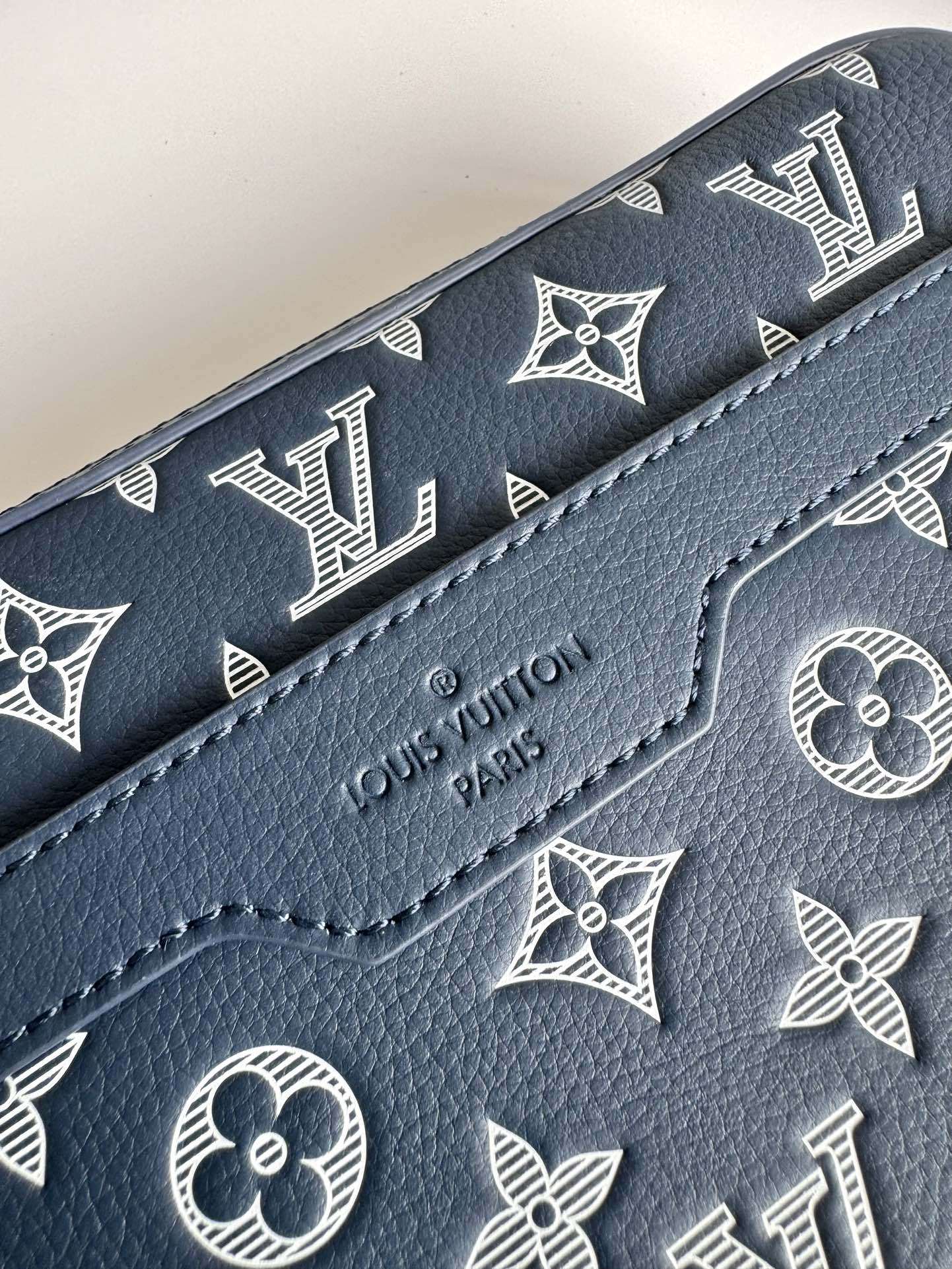 ルイ・ヴィトン「Louis Vuitton」スタイリッシュ メッセンジャーバッグ