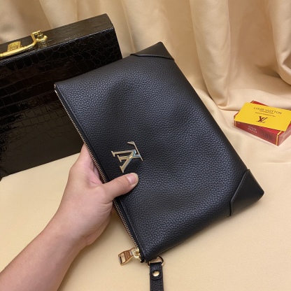 ルイ・ヴィトン「Louis Vuitton」ブラック レザー フラット ポシェット