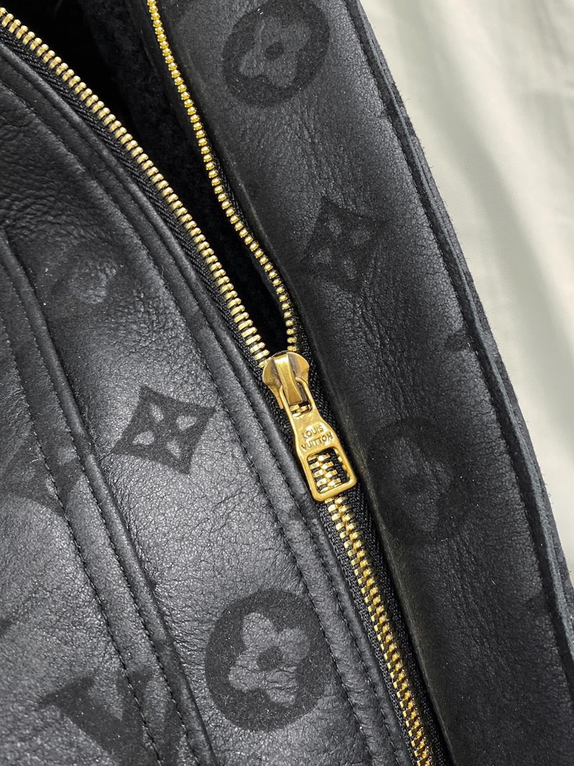 ルイ・ヴィトン「Louis Vuitton」 MONOGRAM エンボス加工 ジャケット アウタ