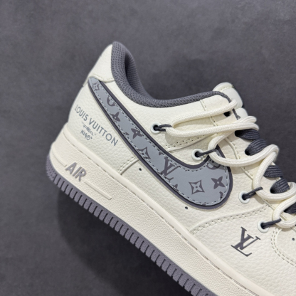 「コラボモデル」Louis Vuitton x Nike カスタムカラー スニーカー