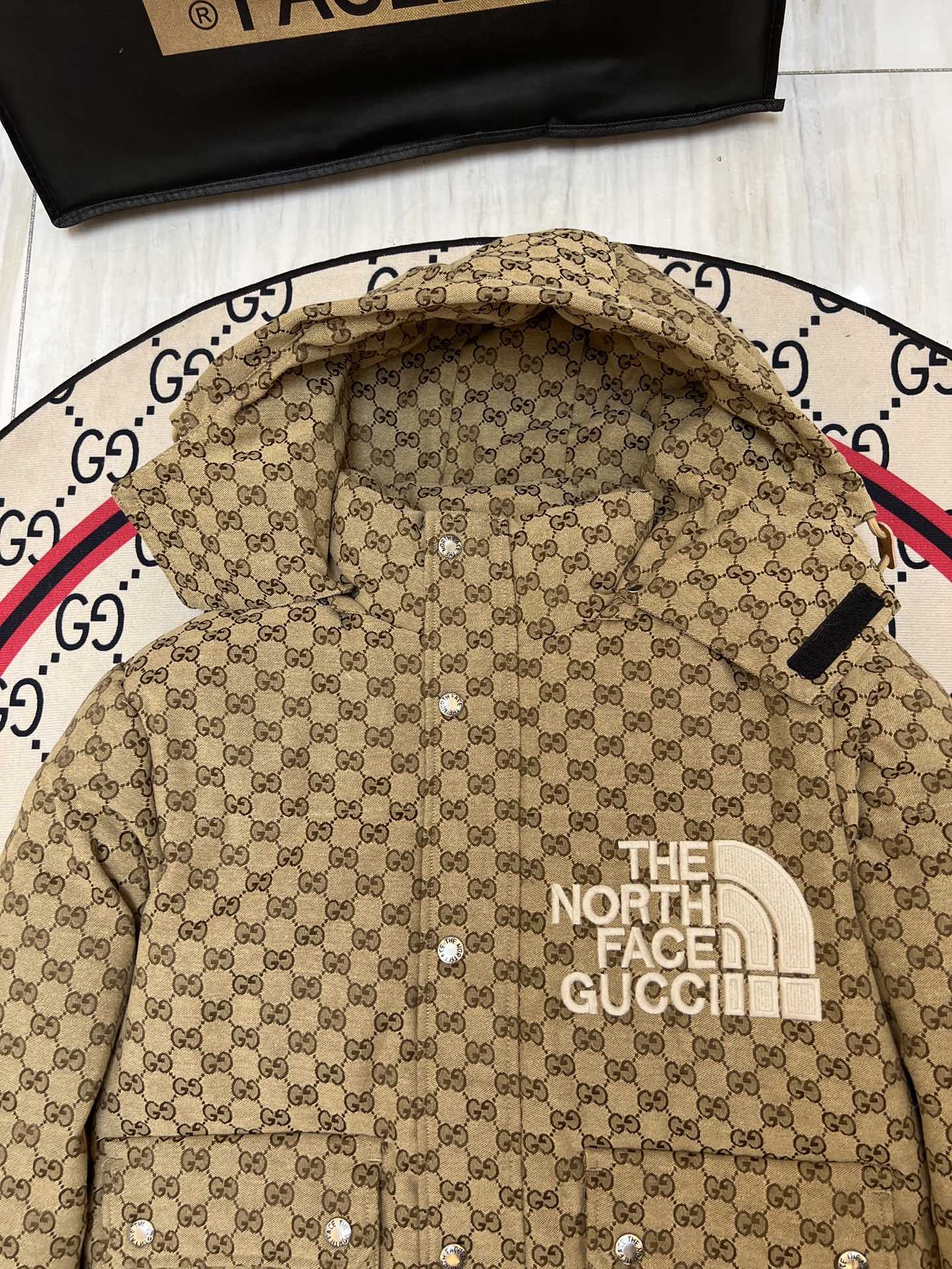 「コラボモデル」The North Face × Gucci モノグラム ダウンジャケット