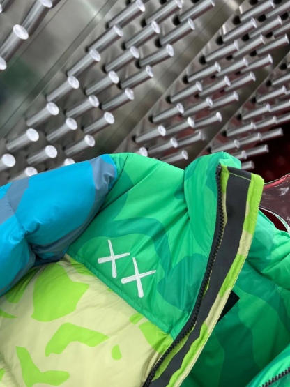 「コラボモデル」The North Face × KAWS コラボレーション Nuptse 1996 ダウンジャケット