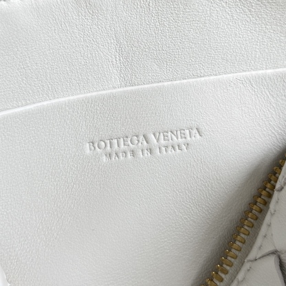 ボッテガ・ヴェネタ「Bottega Veneta」Concert Pouch レザーショルダーバッグ