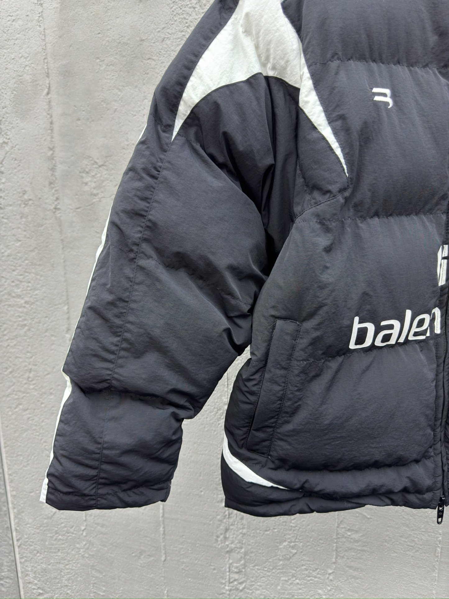 バレンシアガ「Balenciaga」‌BALENCIAGA × MANCHESTER UNITED 10番 パッチワーク サッカーダウンジャケット