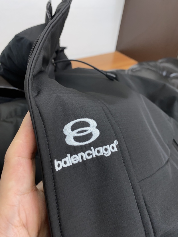 バレンシアガ「Balenciaga」‌2024秋冬最新ダウンジャケット