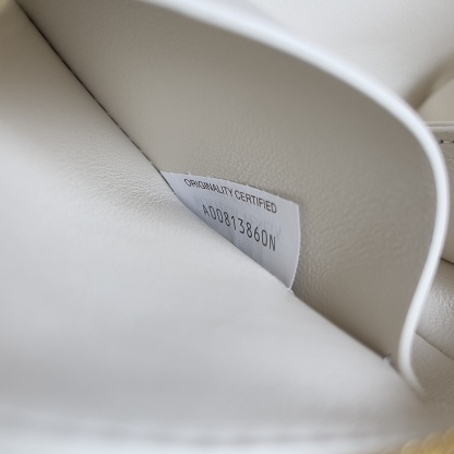 ボッテガ・ヴェネタ「Bottega Veneta」Concert Pouch レザーショルダーバッグ