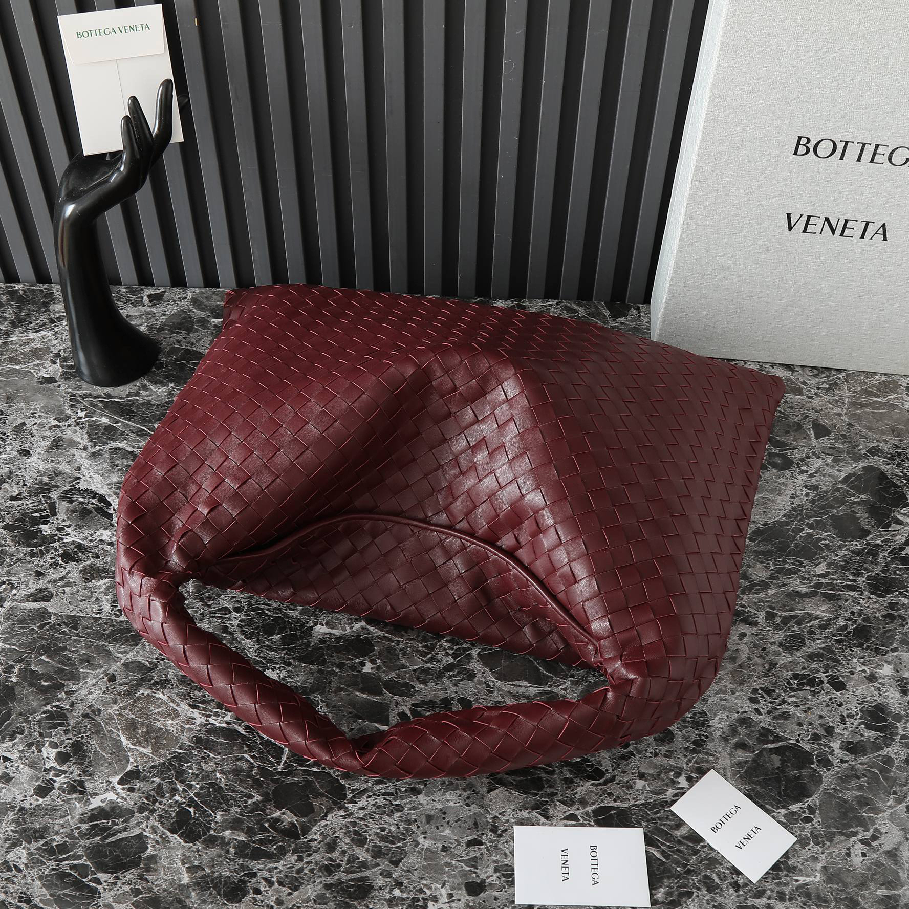 ボッテガ・ヴェネタ「Bottega Veneta」 Hop ラージショルダーバッグ