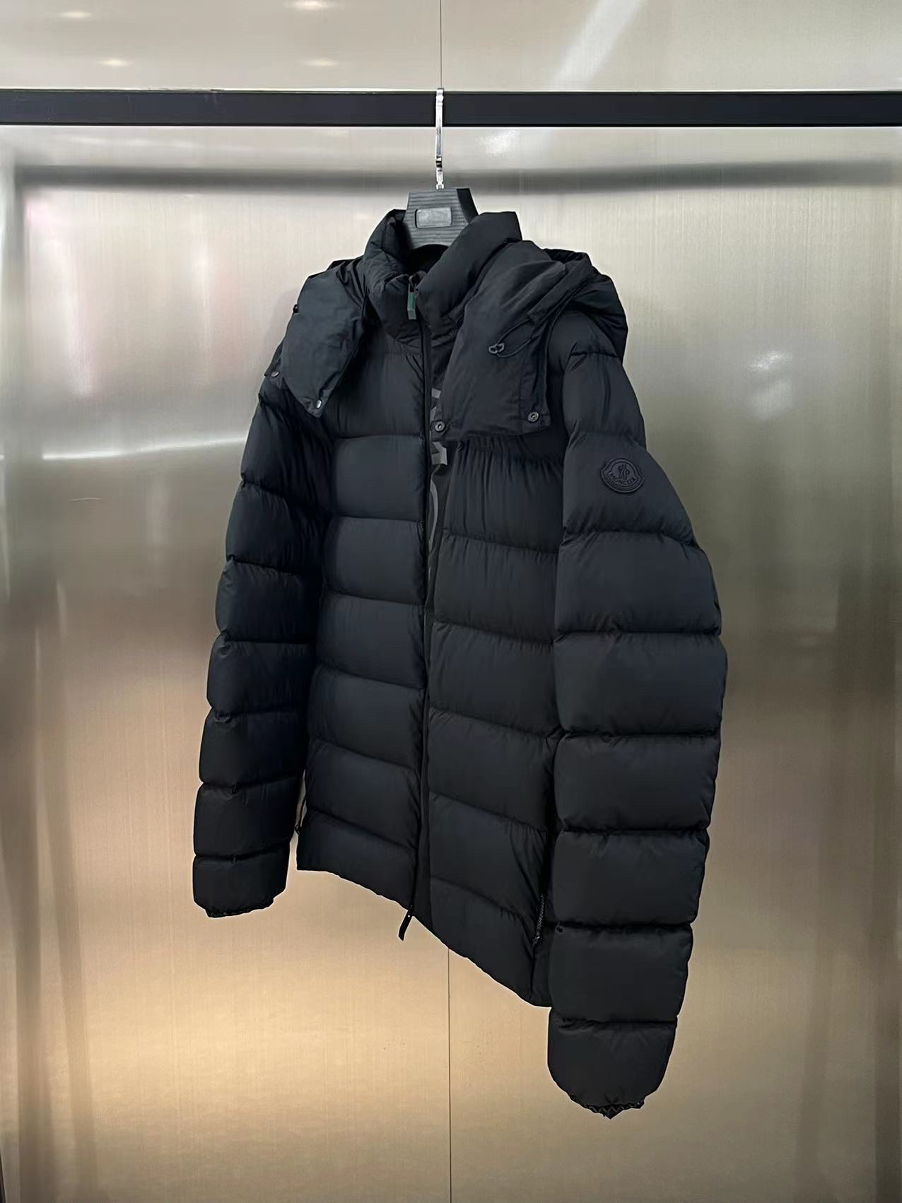 モンクレール「Moncler」ブラックウォリアー ショート ダウンジャケット