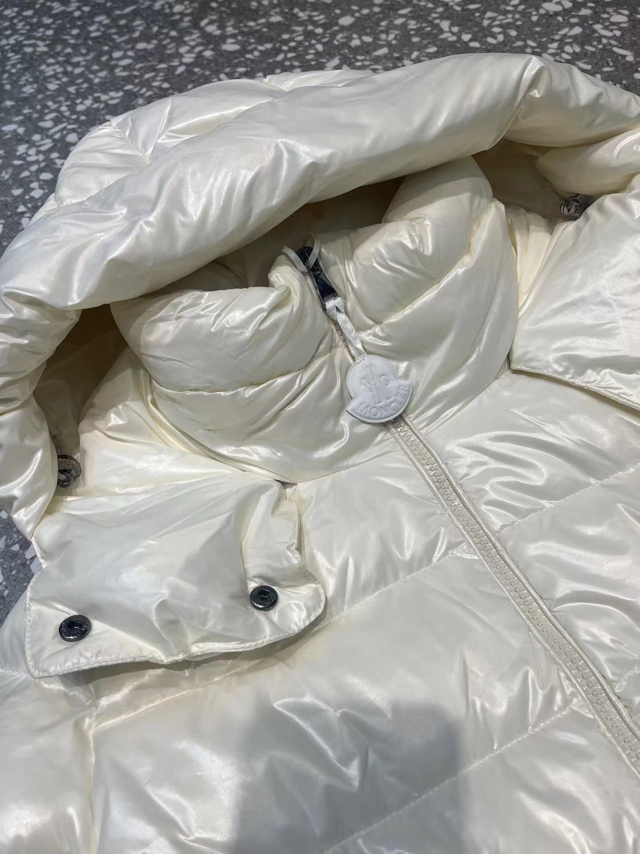 モンクレール「Moncler」フード付き スリムフィット ダウンジャケット レディース