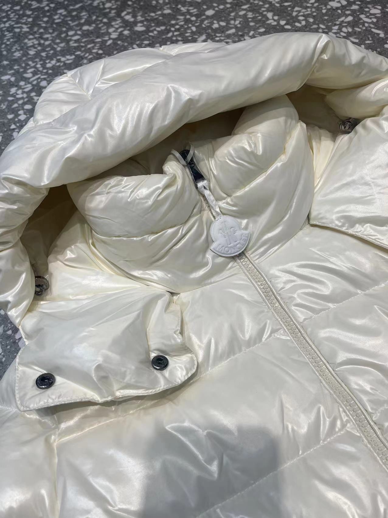 モンクレール「Moncler」フード付き スリムフィット ダウンジャケット レディース