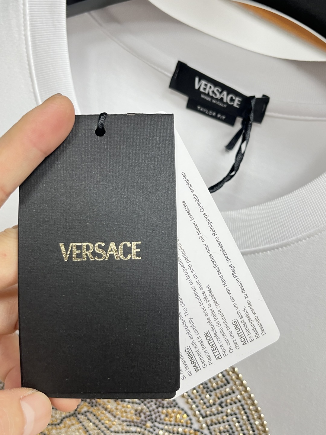 ヴェルサーチ「Versace」25SS クリスタルスワロフスキービーズ ラウンドネックTシャツ