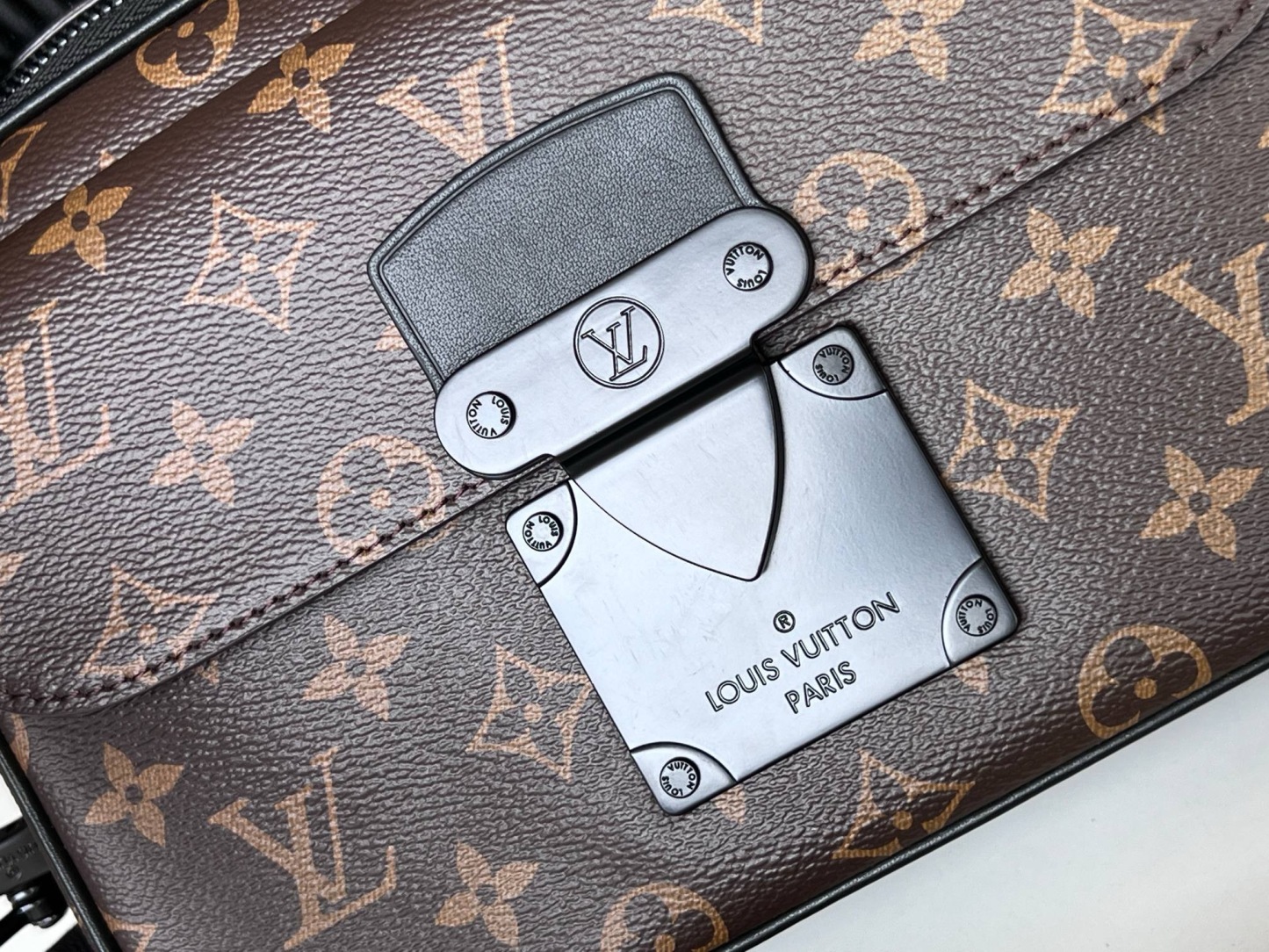 LOUIS VUITTONSロックメッセンジャーバッグm45806