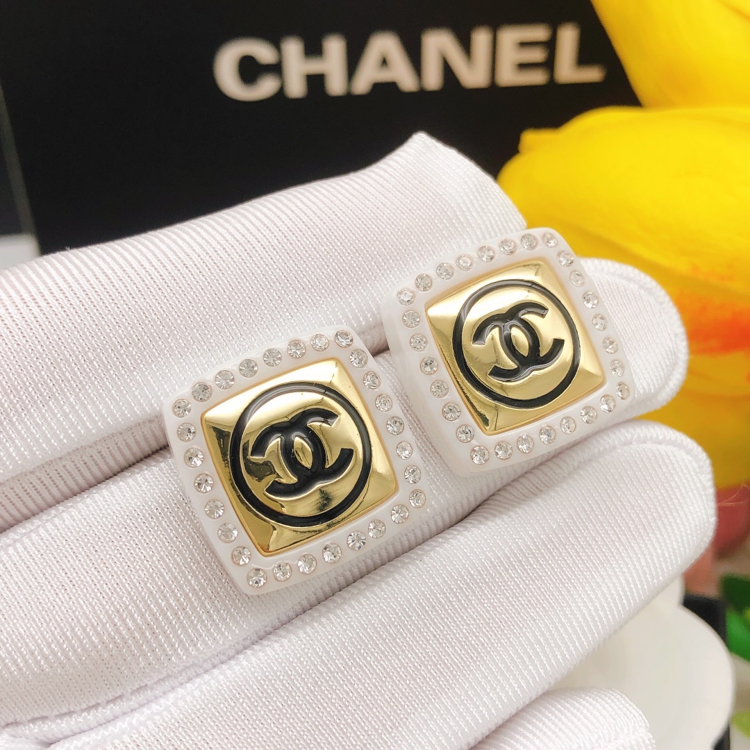 シャネル「Chanel」クラシック ダブルC ホワイト スクエア ピアス