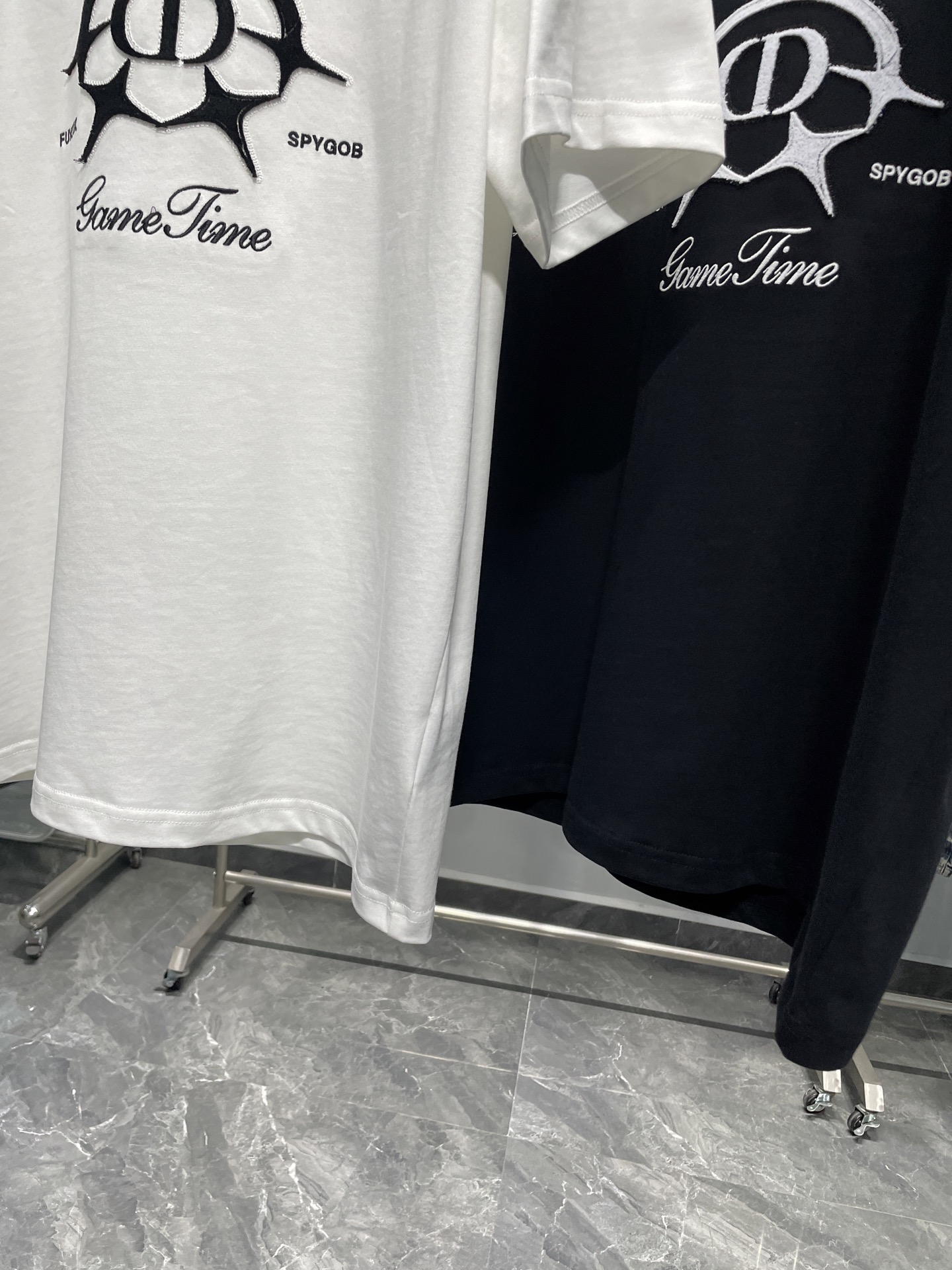 ディオール「Dior」CDロゴ立体刺繍半袖Tシャツ