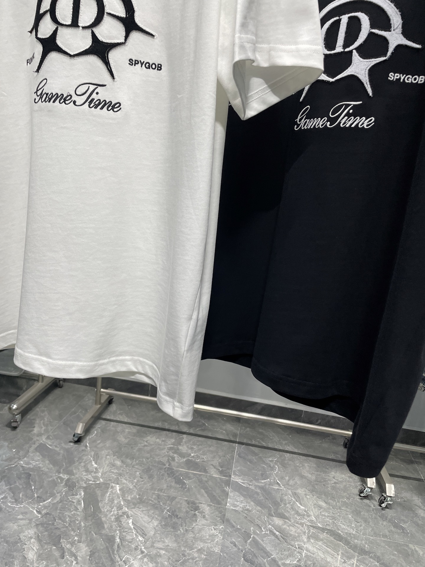 ディオール「Dior」CDロゴ立体刺繍半袖Tシャツ