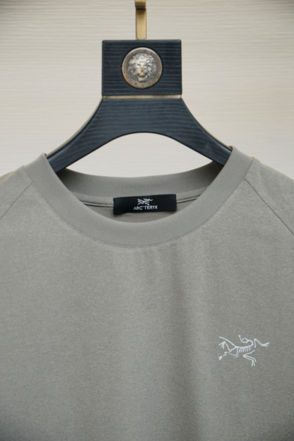 アークテリクス「ARC'TERYX」2025春夏 プレミアムコットン ロゴ刺繍半袖Tシャツ