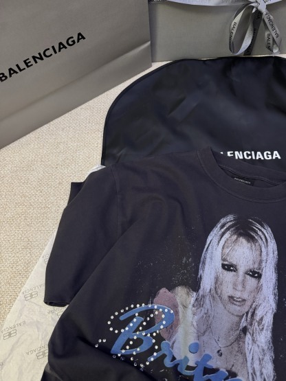 バレンシアガ「Balenciaga」ブリトニー・スピアーズ ポートレート プリントTシャツ