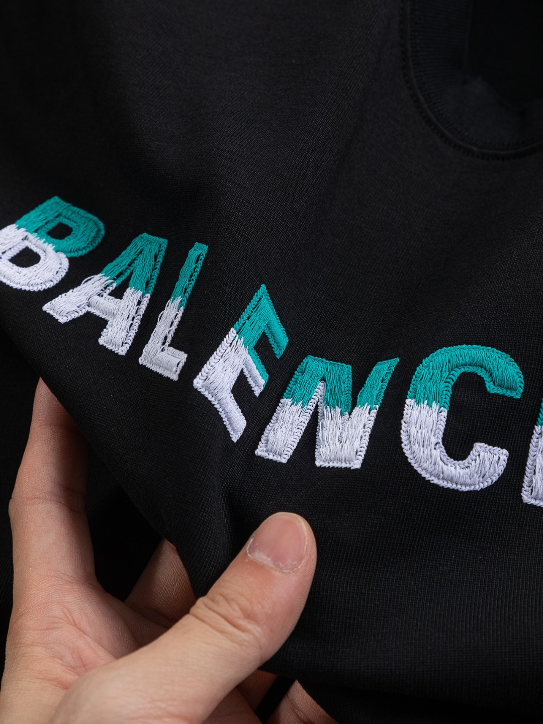 バレンシアガ「Balenciaga」ツートンカラー レター エンブロイダリー Tシャツ