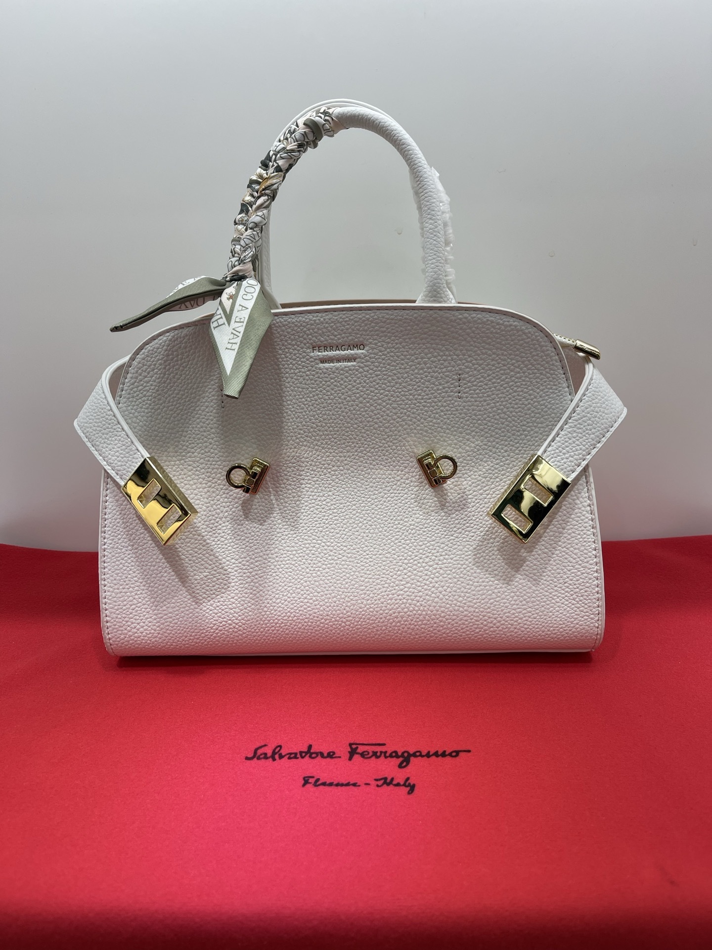 フェラガモ「Ferragamo」Hug ミニショルダーバッグ