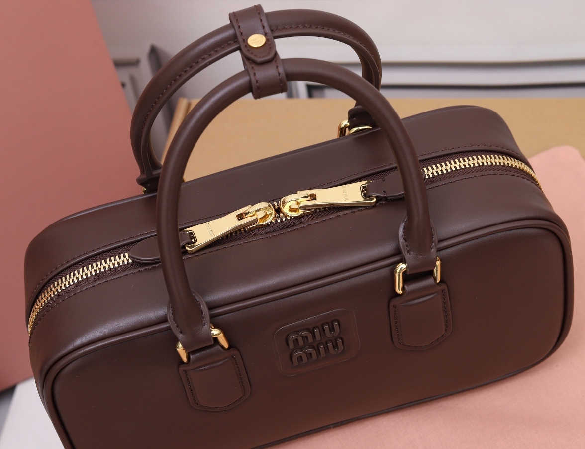 ミュウミュウ「Miu Miu」Matelassé ボウリングバッグ