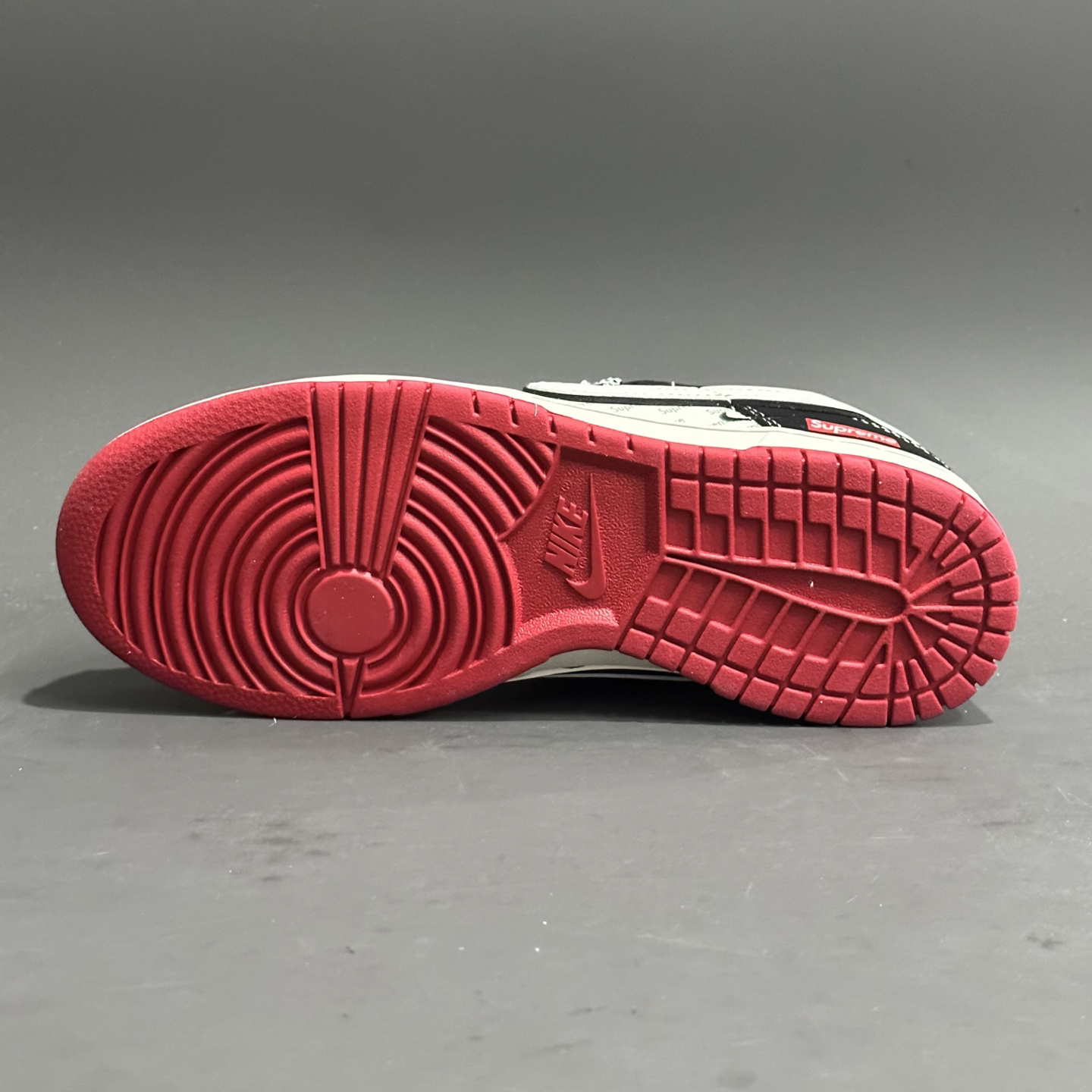 「コラボモデル」Supreme x Nike SB Dunk Low "Black/Red Double Swoosh" スケートシューズ