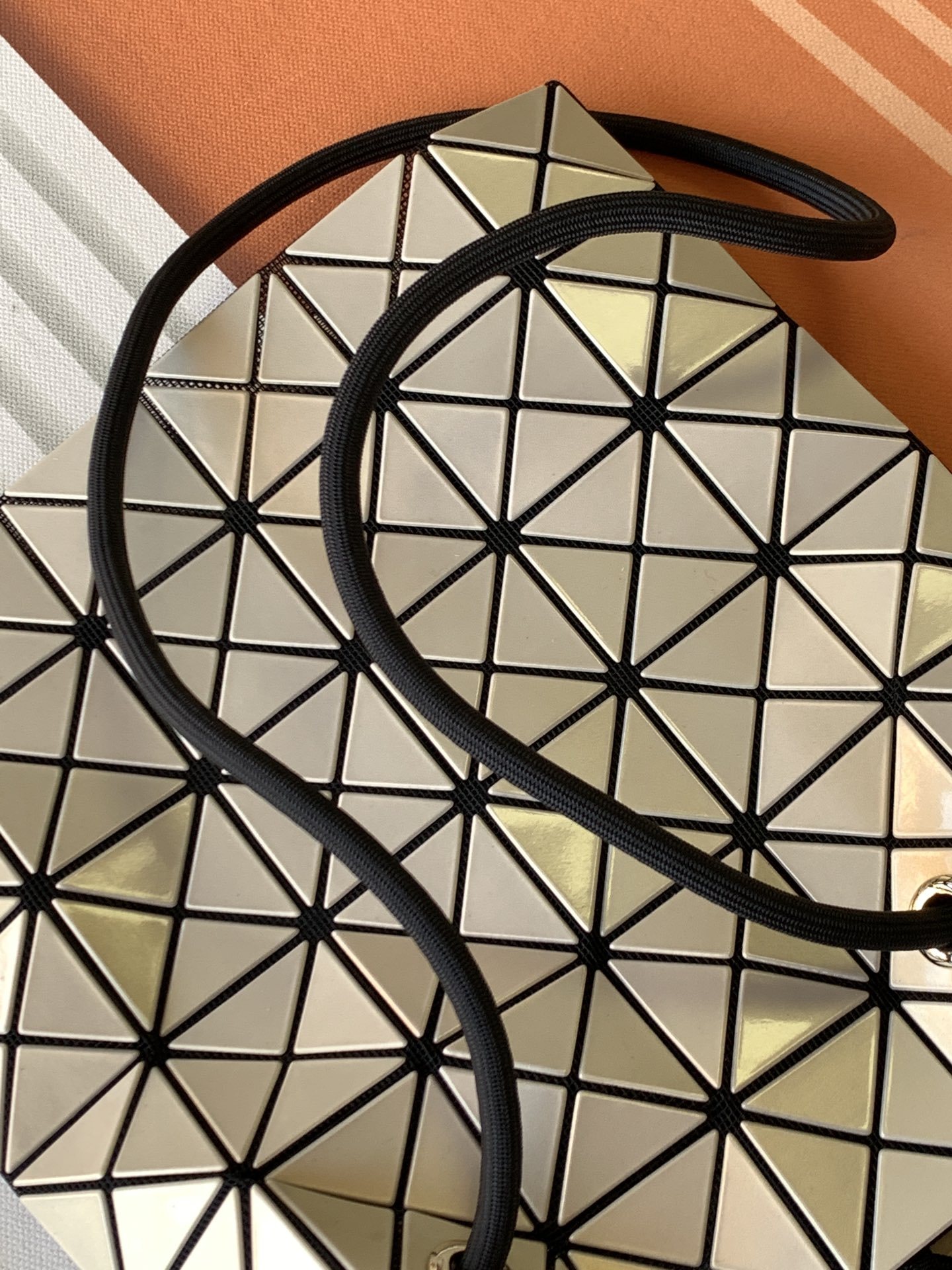 イッセイ・ミヤケ「Issey Miyake」限定 レーザー クリームイエロー ミニ バケットバッグ