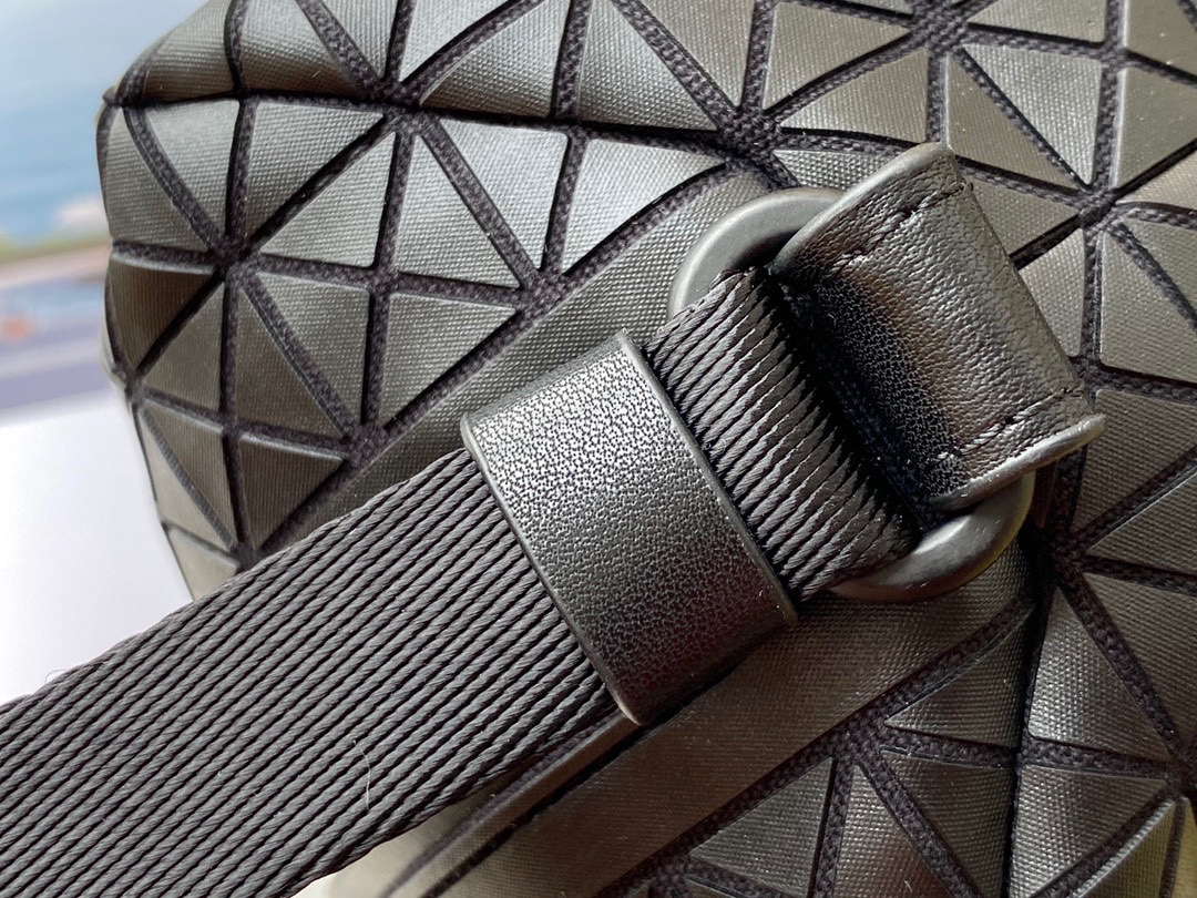 イッセイ・ミヤケ「Issey Miyake」KURO サドルバッグ