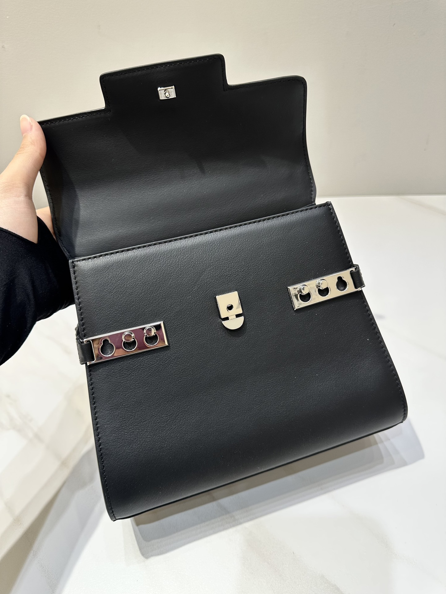 デルヴォー「Delvaux」Tempete MM 牛頸紋レザー ショルダーバッグ