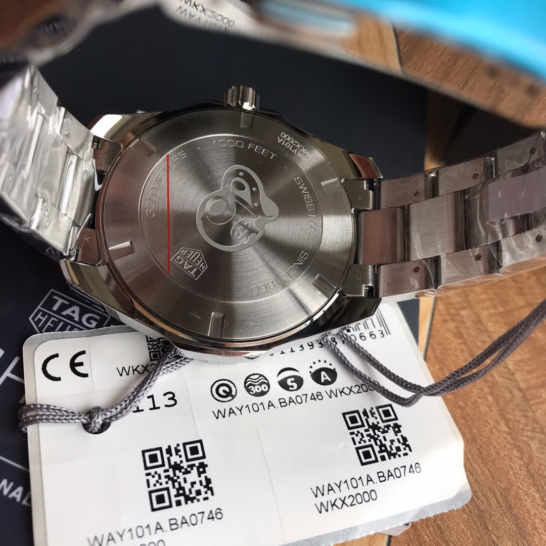 タグ・ホイヤー「TAG Heuer」アクアレーサー クォーツ メンズウォッチ 43mm