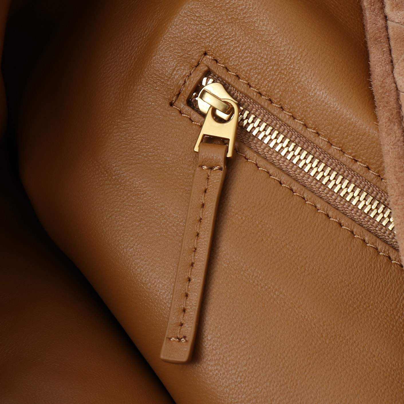 ボッテガ・ヴェネタ「Bottega Veneta」2025年 Hop ラージトートバッグ