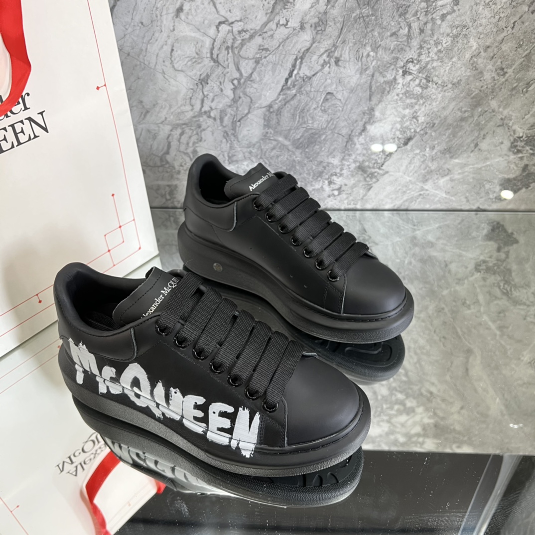 アレキサンダー・マックイーン［Alexander McQueen］Oversized Sneaker "Silk-Gloss Leather" スニーカー