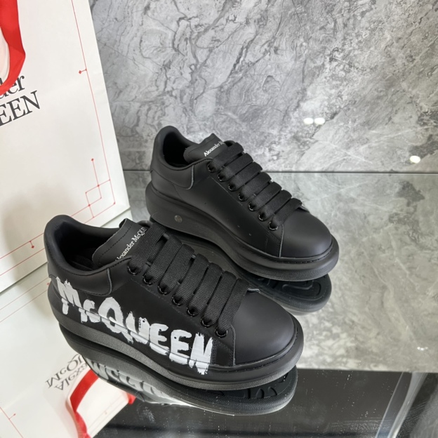 アレキサンダー・マックイーン［Alexander McQueen］Oversized Sneaker "Silk-Gloss Leather" スニーカー