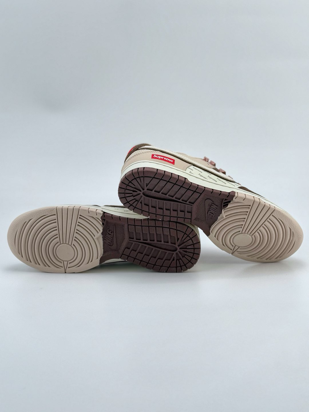 「コラボモデル」NIKE SB DUNK LOW x SUPREME "WHITE/BEIGE/RED STARRY" スケートシューズ