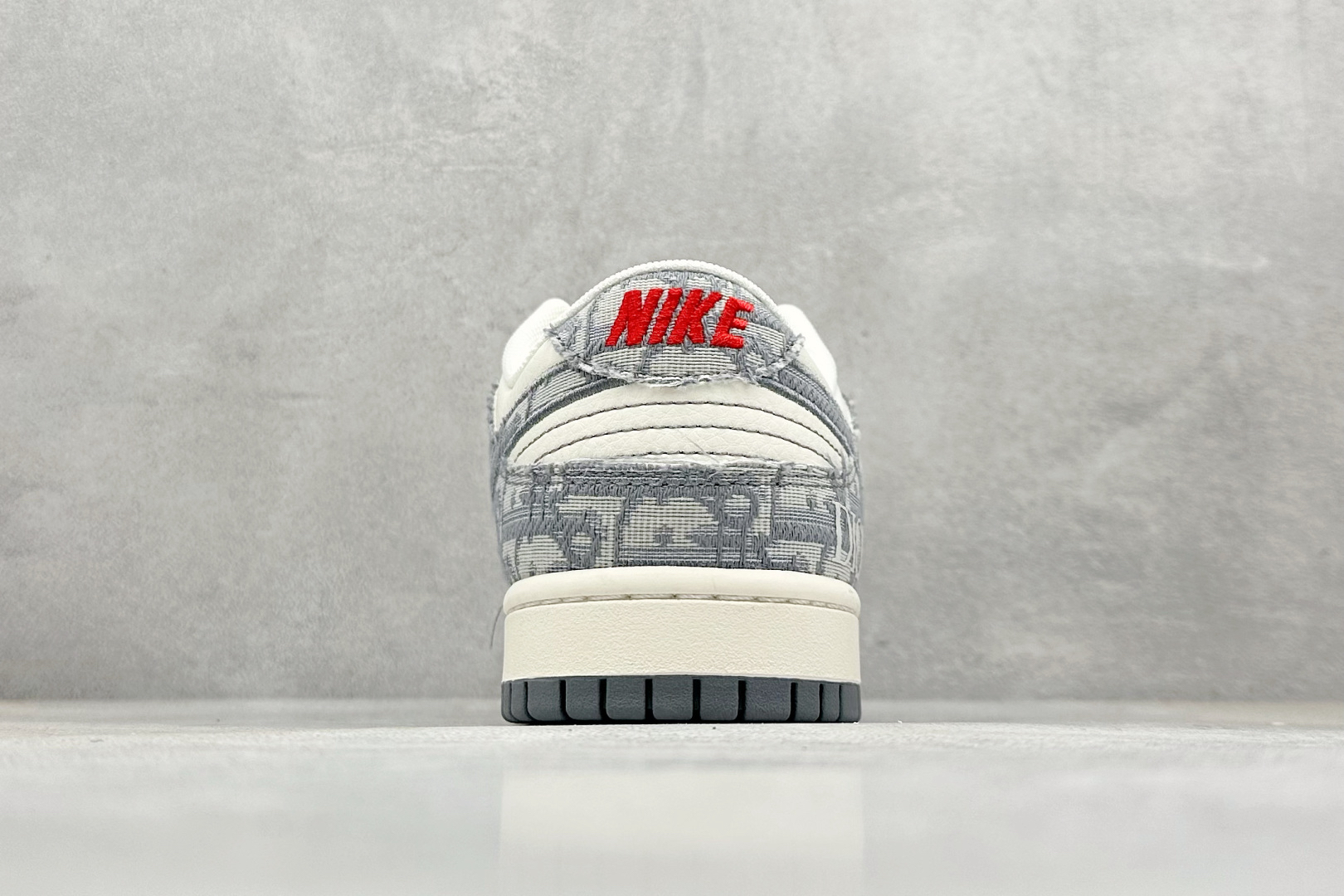 「コラボモデル」Dior x Nike SB Dunk Low "White Ink Blue" スニーカー