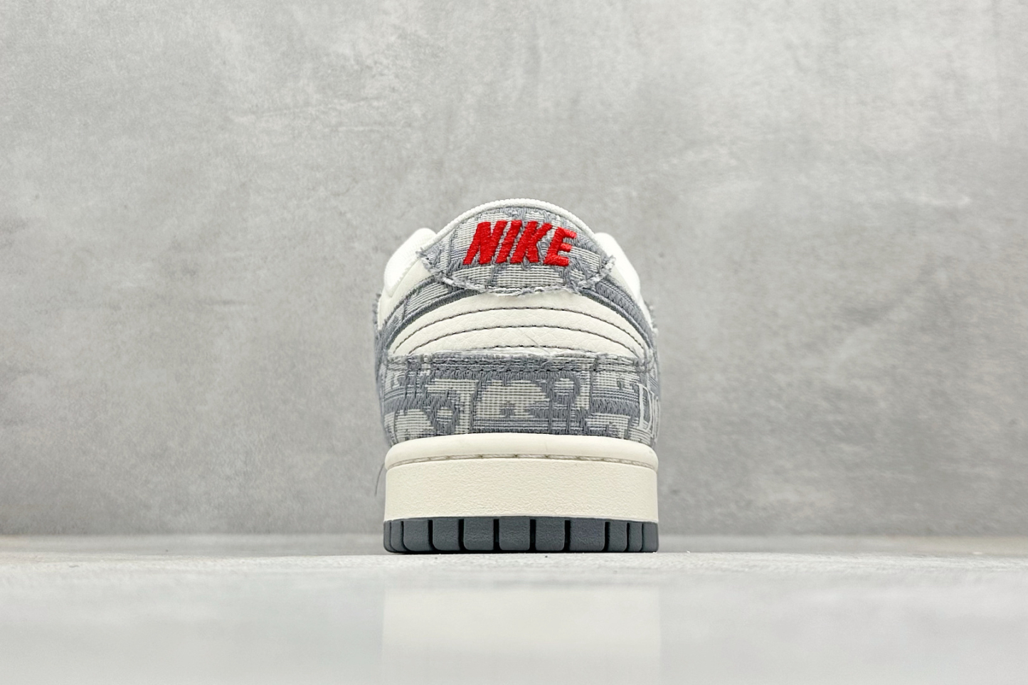 「コラボモデル」Dior x Nike SB Dunk Low "White Ink Blue" スニーカー