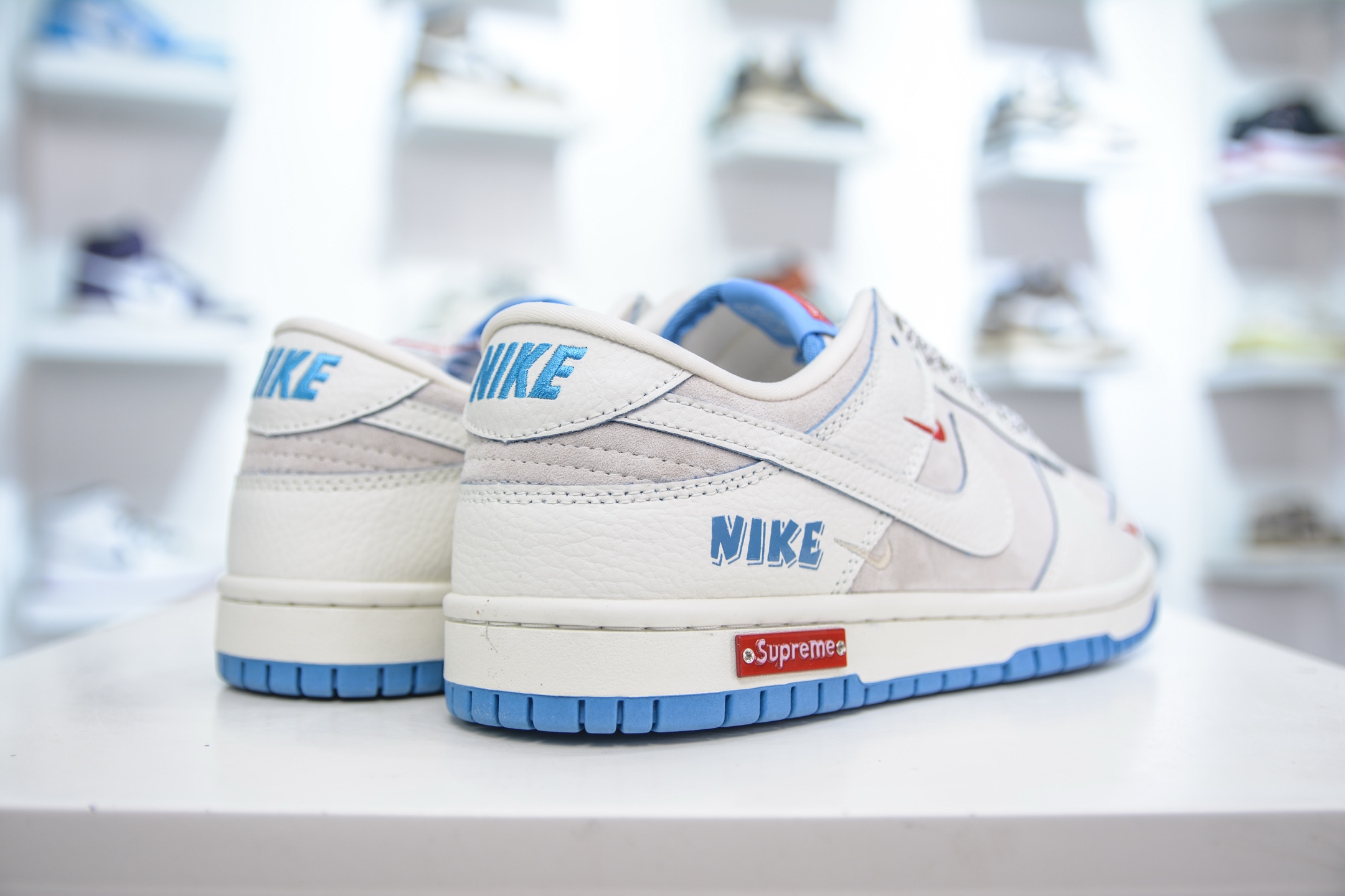 「コラボモデル」Supreme x Nike SB Dunk Low Pro QS "Triple Mini Swoosh"