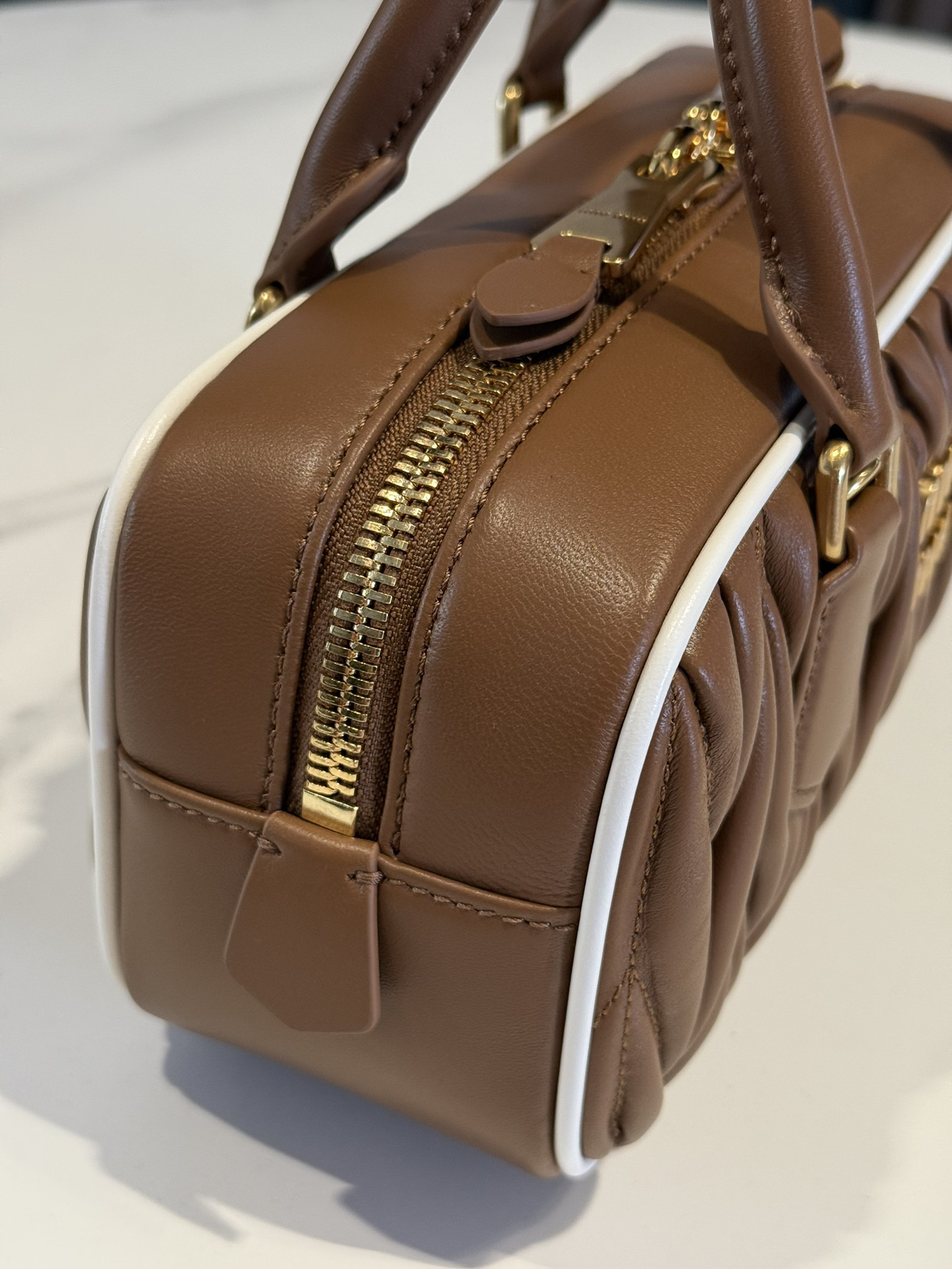 ミュウミュウ「Miu Miu」ヒツジ革の木目がレトロな小さめのバッグです