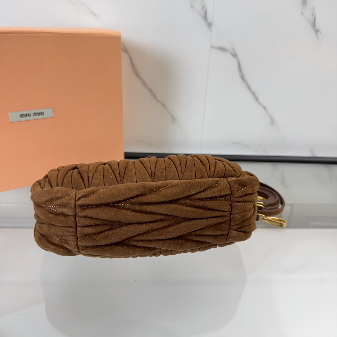 ミュウミュウ「Miu Miu」ワンダー マトラッセ スエードバッグ