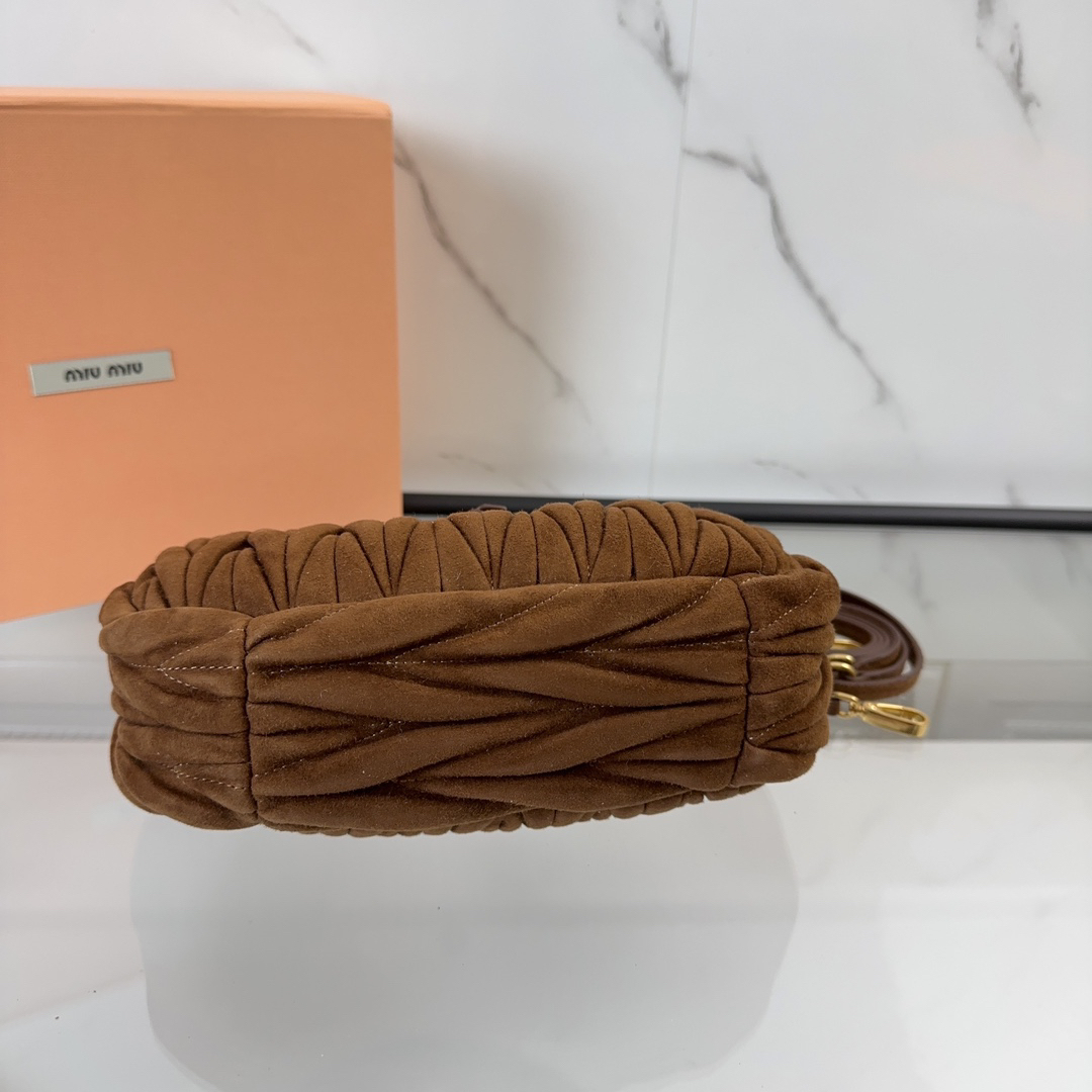 ミュウミュウ「Miu Miu」ワンダー マトラッセ スエードバッグ