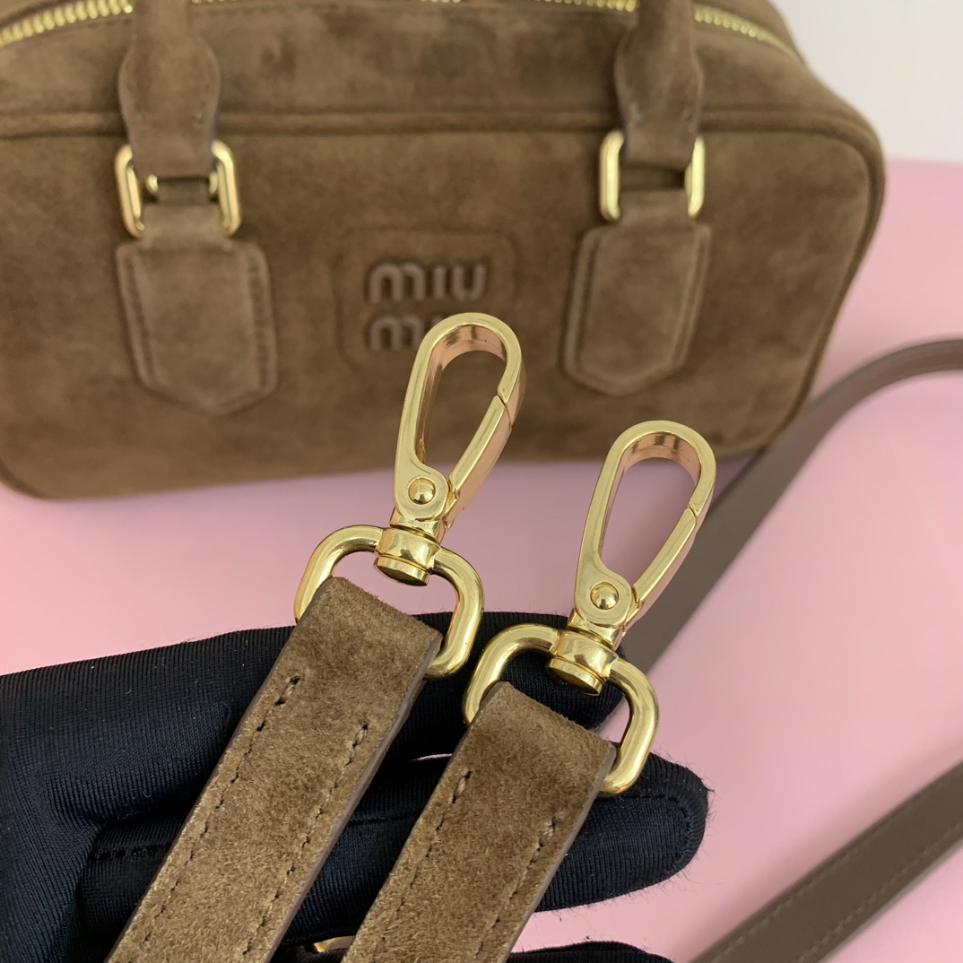 ミュウミュウ「Miu Miu」レディースArcadia鹿の毛皮のハンドバッグ斜め掛けバッグです