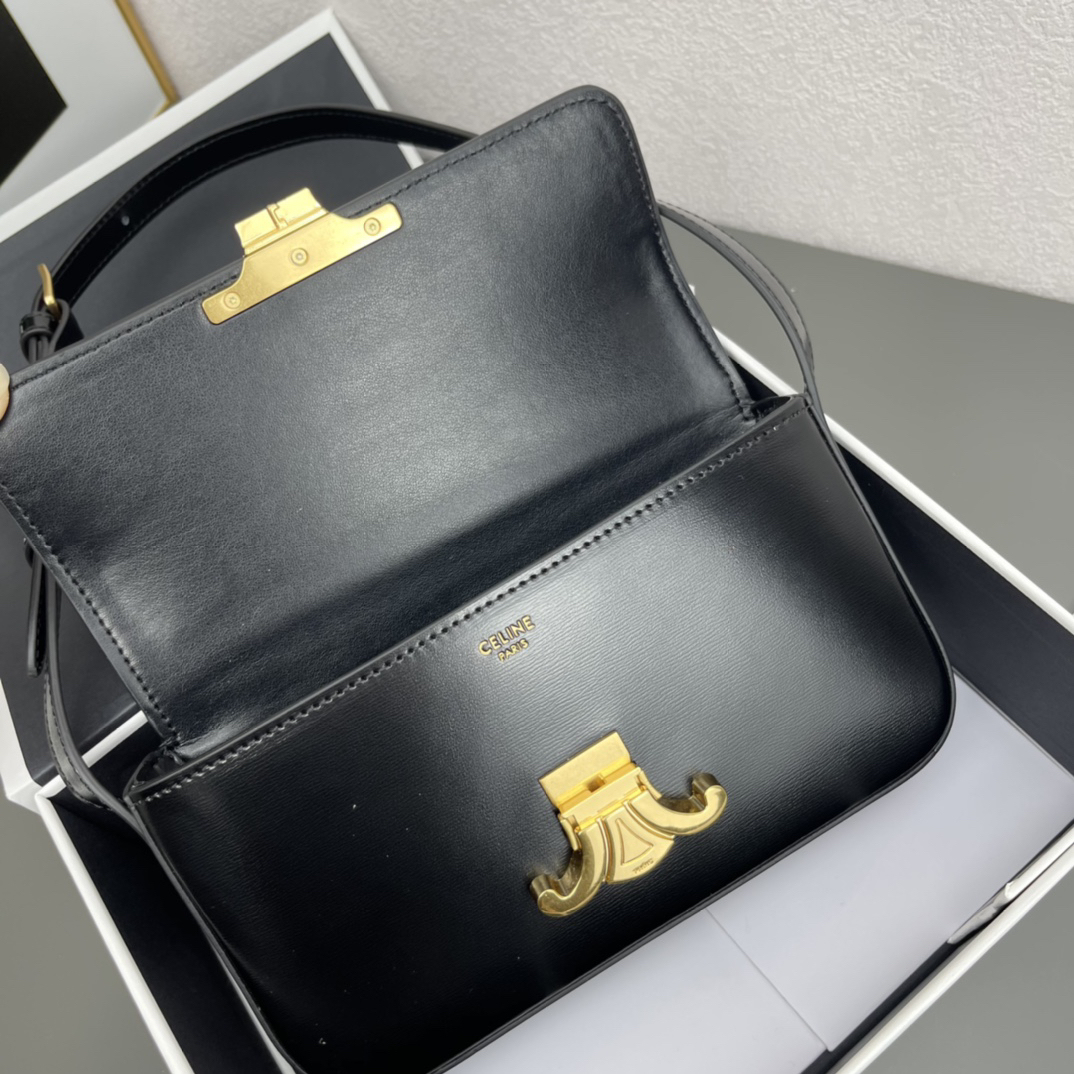 セリーヌ「Celine」凱旋門小脇バッグです