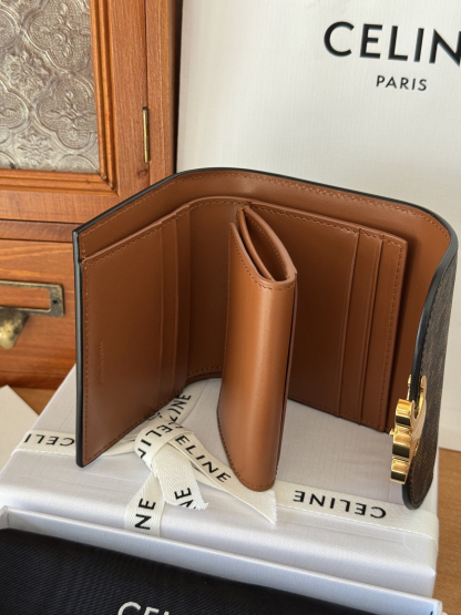 セリーヌ「Celine」 トリアンンフ スムースレザー コンコンパクトウォレット